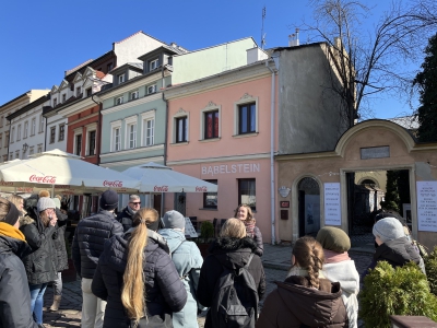 Die Teilnehmer:innen der Exkursion besichtigen unter anderem das Gelände des ehemaligen Stammlagers in Auschwitz (Bild 1) sowie das jüdischen Viertel Kazimierz in Krakau (Bild 2). 