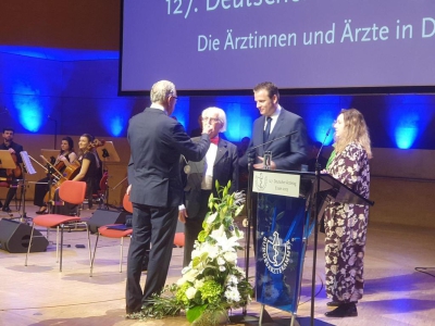 Dr. med. Leon Weintraub erhält die Paracelsus-Medaille für sein Lebenswerk